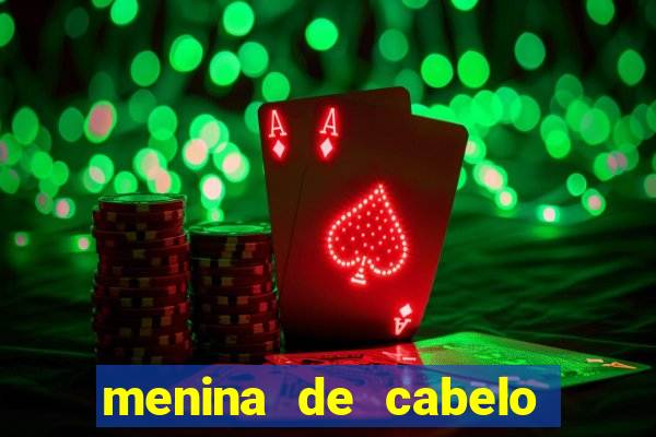 menina de cabelo cacheado fake no espelho