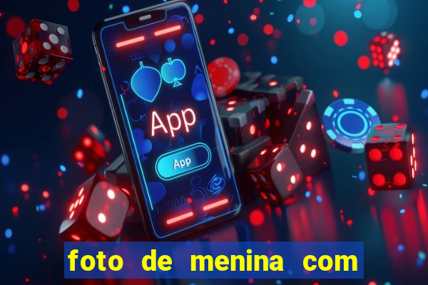 foto de menina com cabelo cacheado no espelho