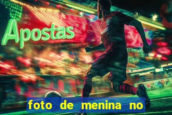 foto de menina no espelho cacheada