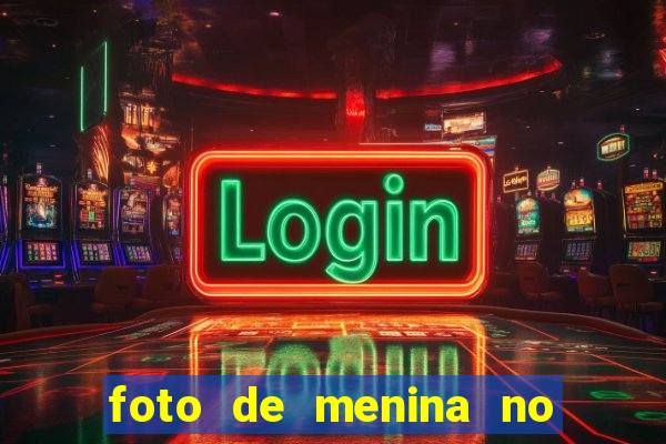 foto de menina no espelho cacheada